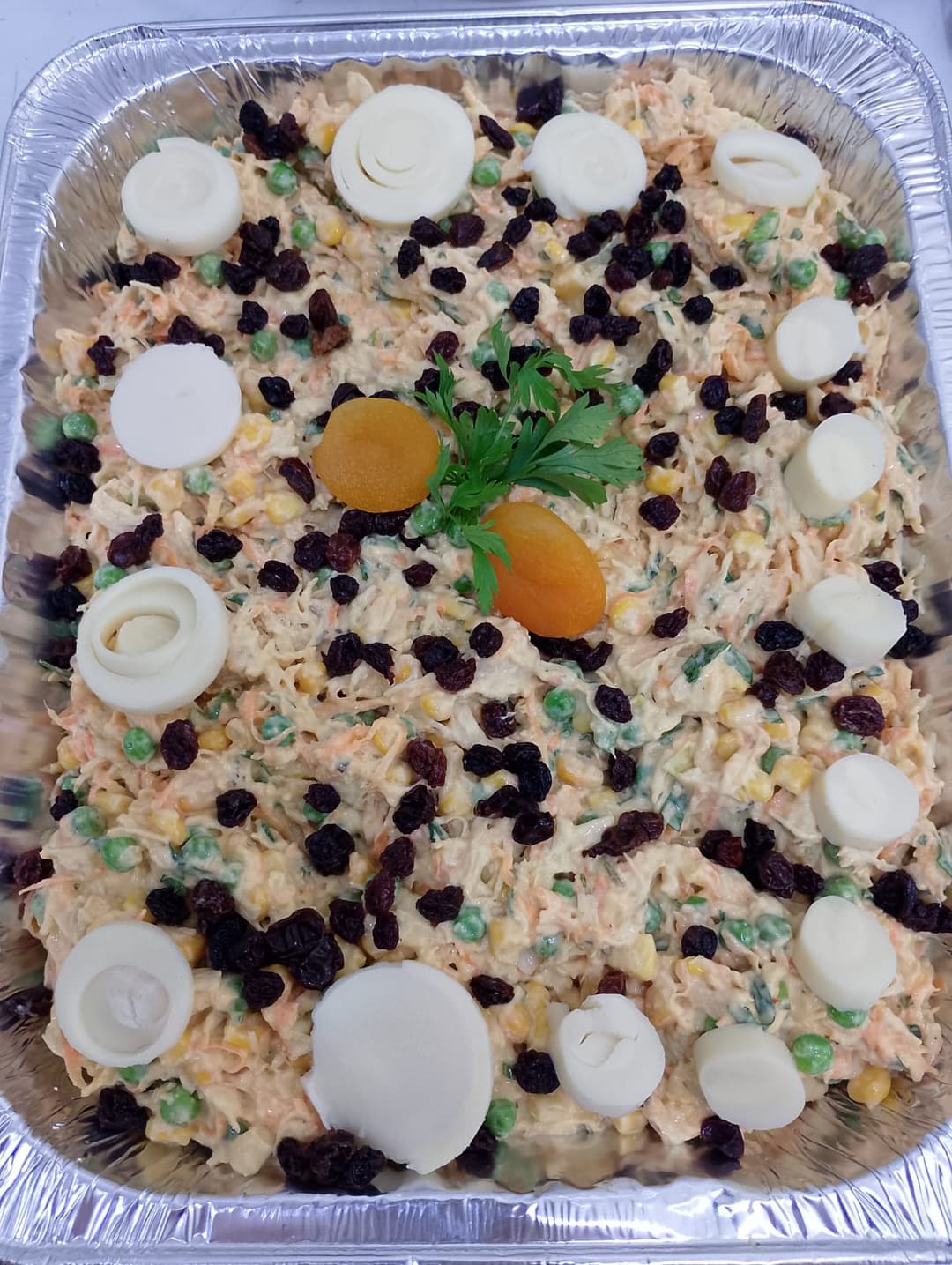 Marmitas fit e saudáveis organizadas em uma mesa.
