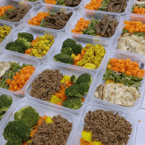Marmitas fit e saudáveis organizadas em uma mesa.